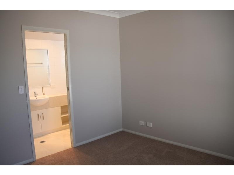 2/5 Hampton Street, Newtown QLD 4350