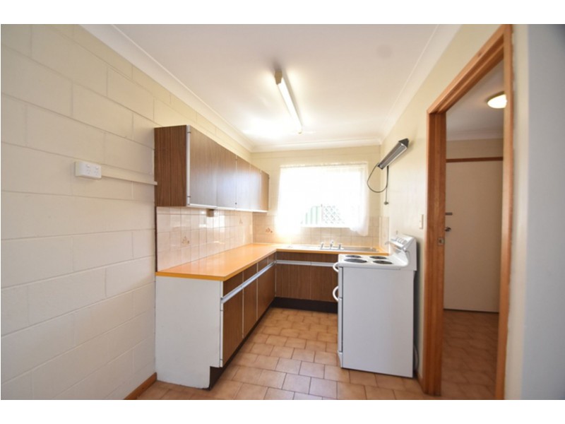 2/9 Whitefriars Street, Rockville QLD 4350