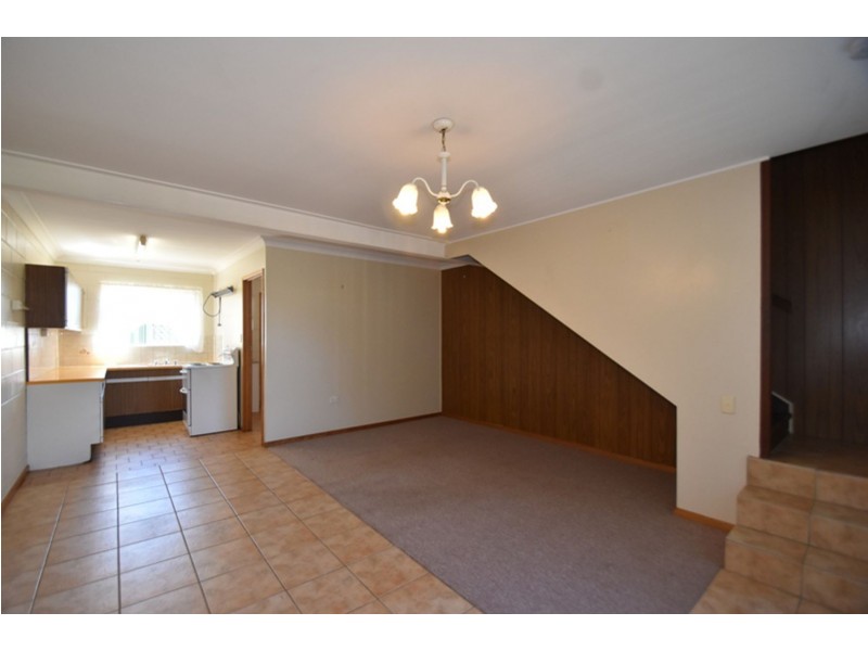 2/9 Whitefriars Street, Rockville QLD 4350