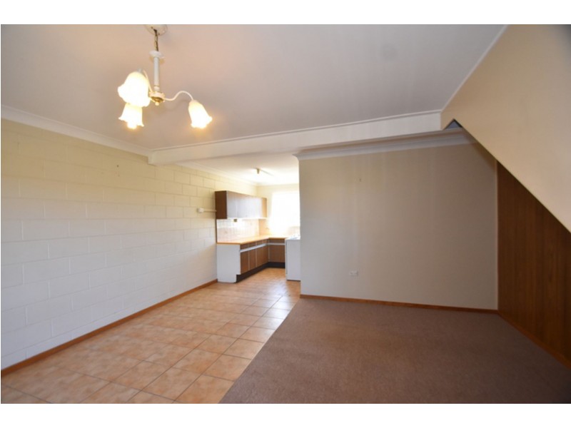 2/9 Whitefriars Street, Rockville QLD 4350