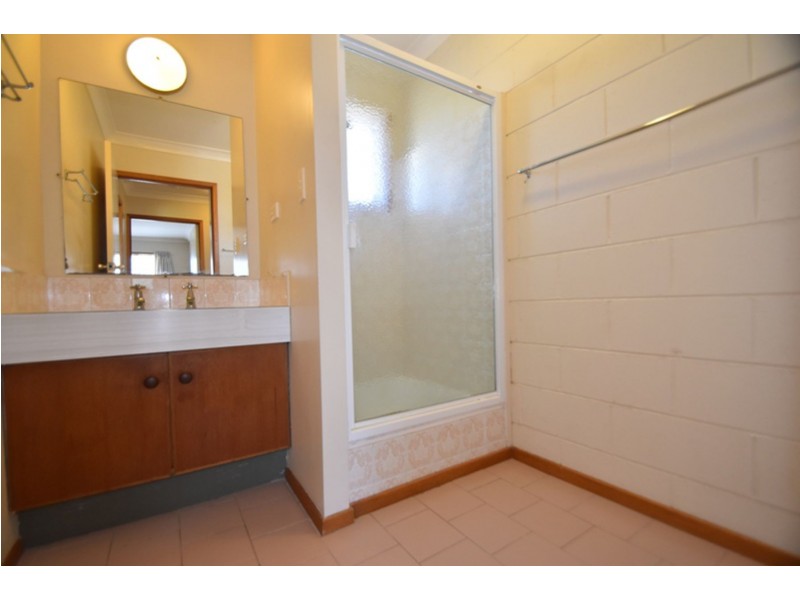 2/9 Whitefriars Street, Rockville QLD 4350