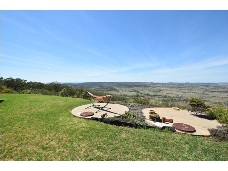 42 Panoramic Drive, Preston QLD 4352