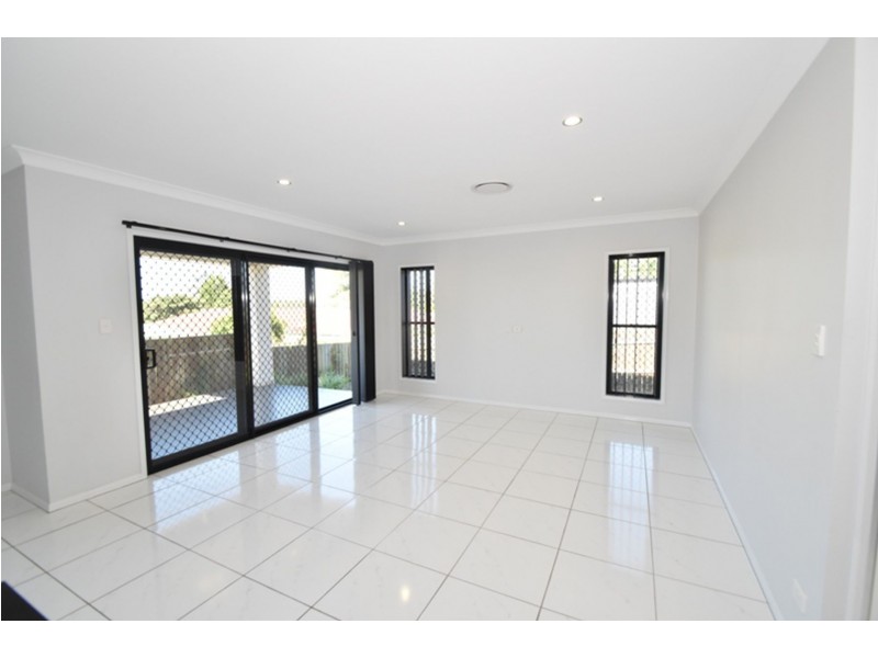 2/412A Mackenzie Street, Middle Ridge QLD 4350