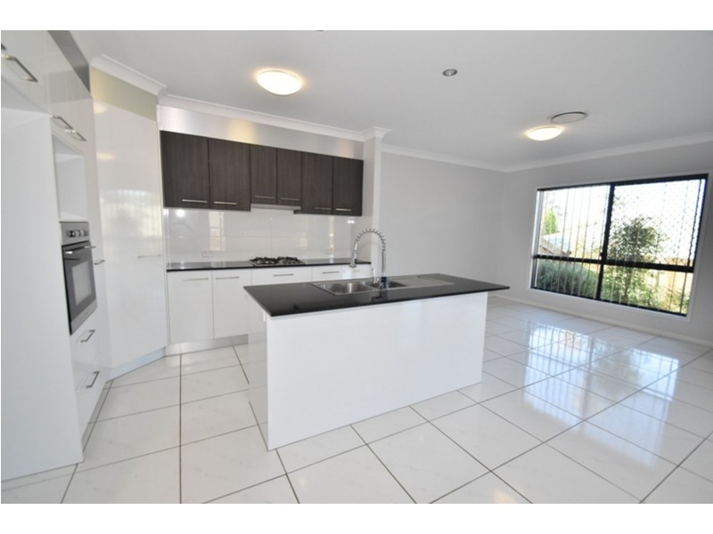 2/412A Mackenzie Street, Middle Ridge QLD 4350