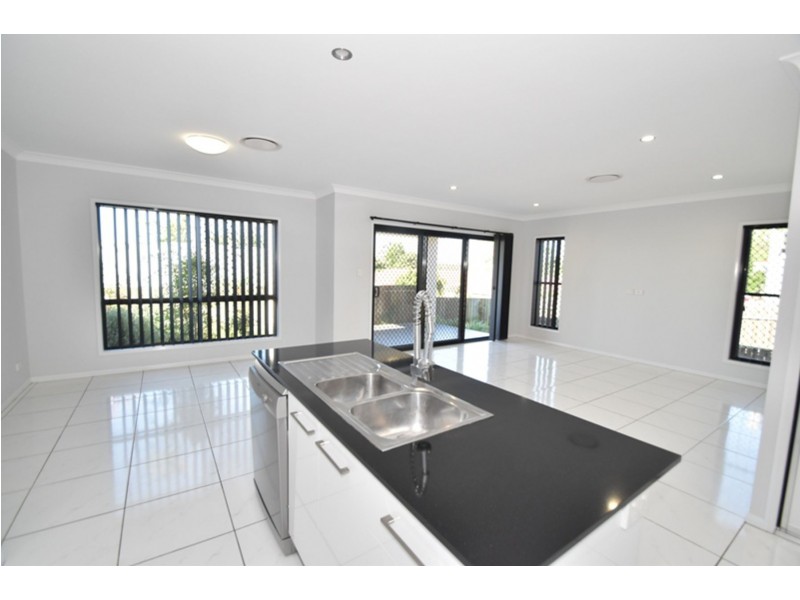 2/412A Mackenzie Street, Middle Ridge QLD 4350