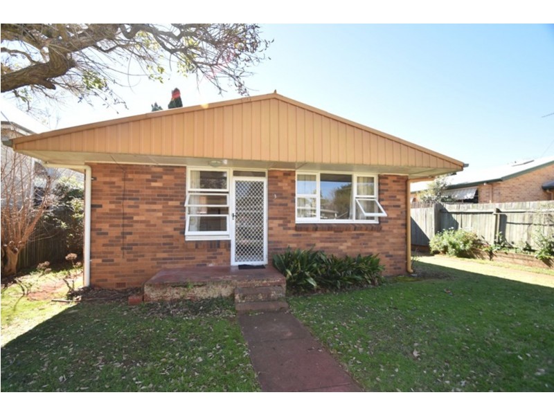 3/4A Burns Street, East Toowoomba QLD 4350