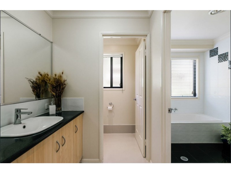 14 Jake Court, Middle Ridge QLD 4350