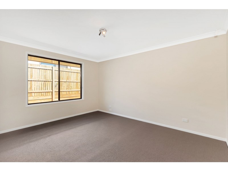 300 Ramsay Street, Middle Ridge QLD 4350