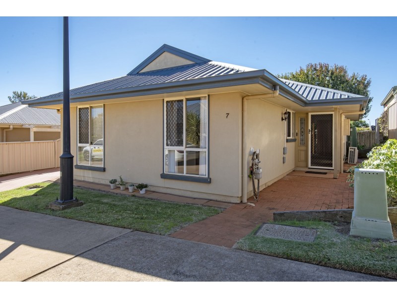 7/303 Spring Street, Kearneys Spring QLD 4350