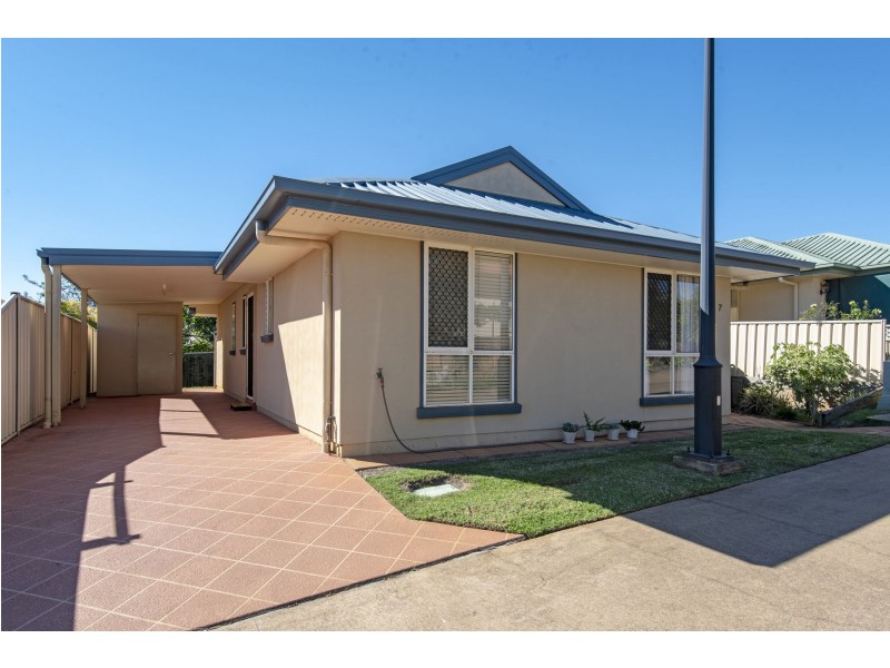 7/303 Spring Street, Kearneys Spring QLD 4350