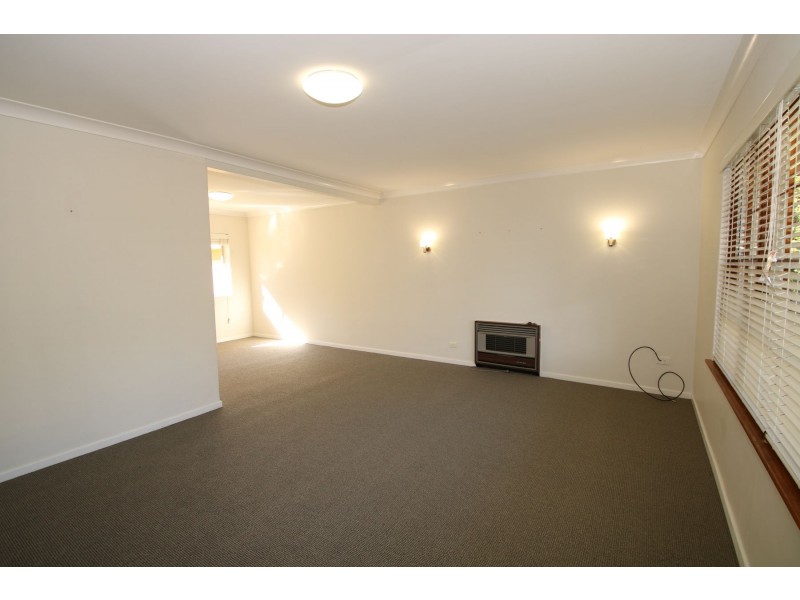 35 Range Street, Mount Lofty QLD 4350