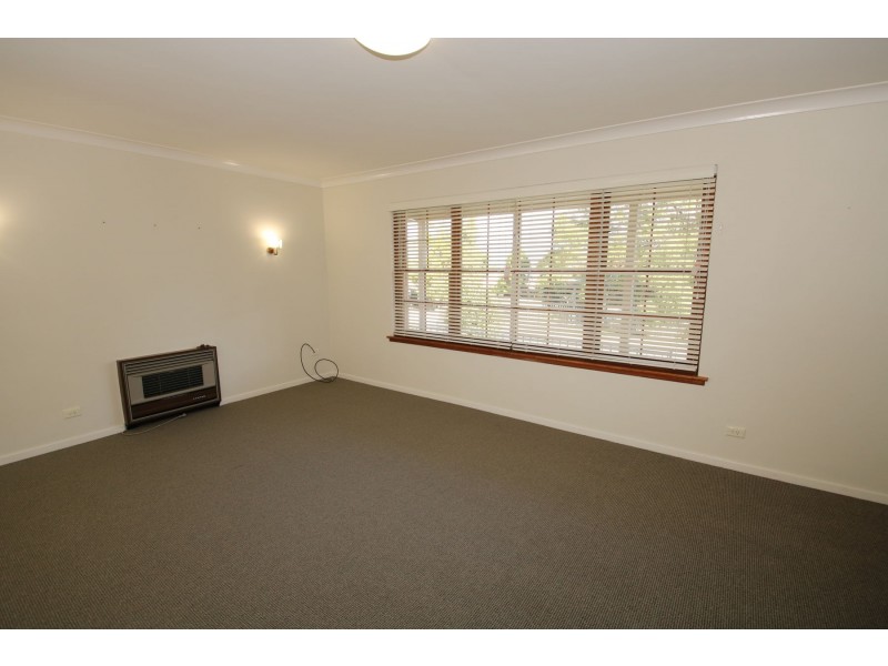 35 Range Street, Mount Lofty QLD 4350