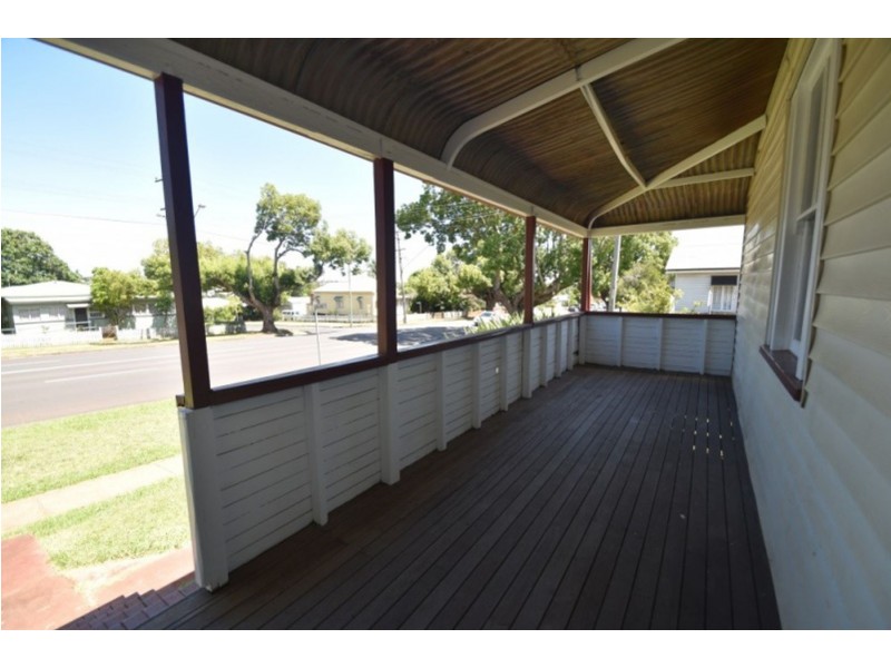 716 Ruthven Street, South Toowoomba QLD 4350