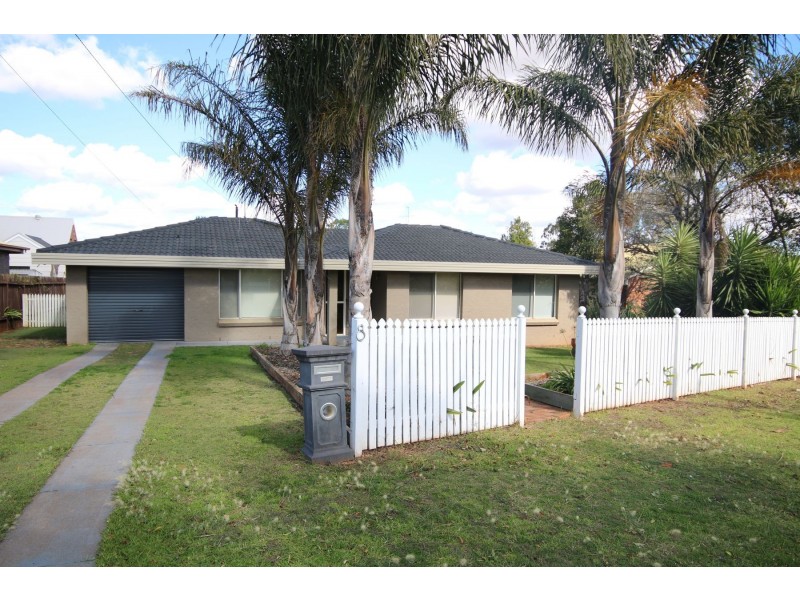 8 Hinkler Crescent, Wilsonton QLD 4350