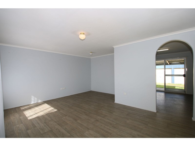 8 Hinkler Crescent, Wilsonton QLD 4350