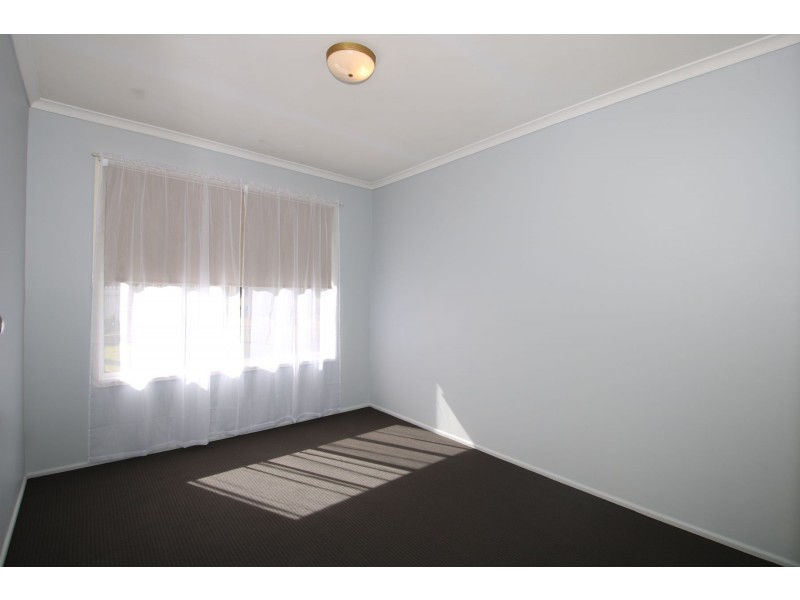 8 Hinkler Crescent, Wilsonton QLD 4350