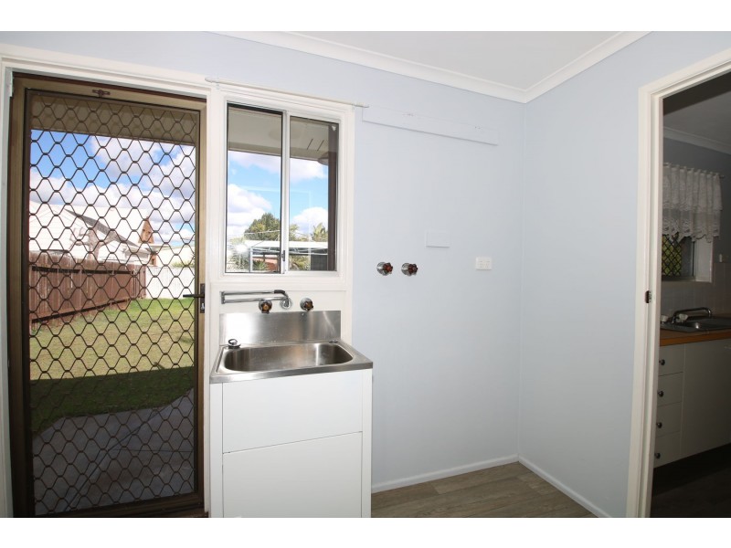 8 Hinkler Crescent, Wilsonton QLD 4350
