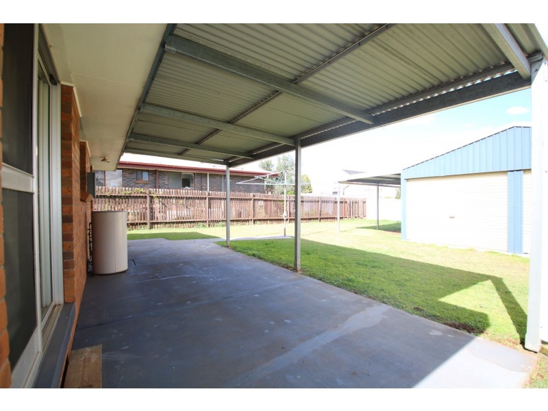 8 Hinkler Crescent, Wilsonton QLD 4350