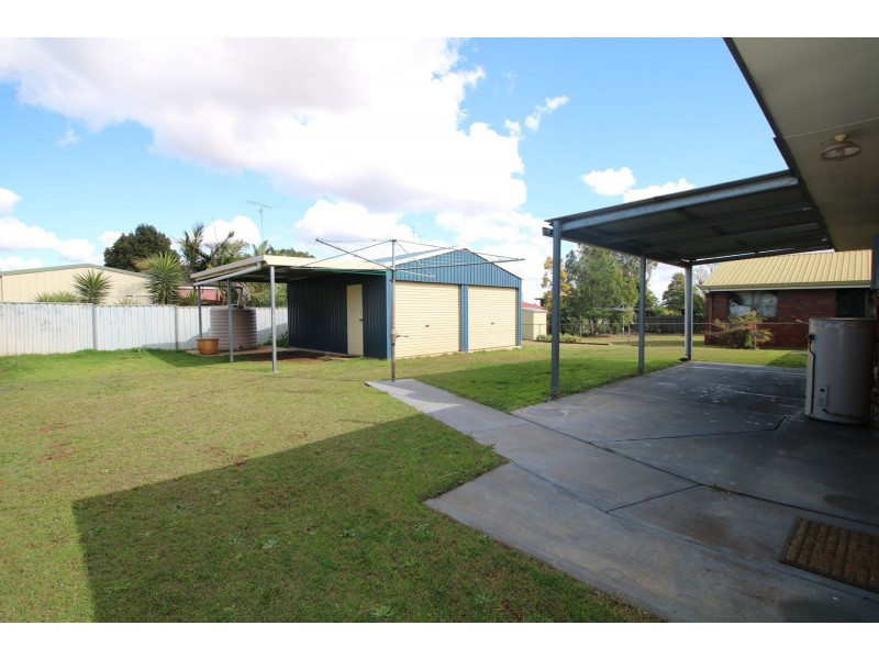 8 Hinkler Crescent, Wilsonton QLD 4350