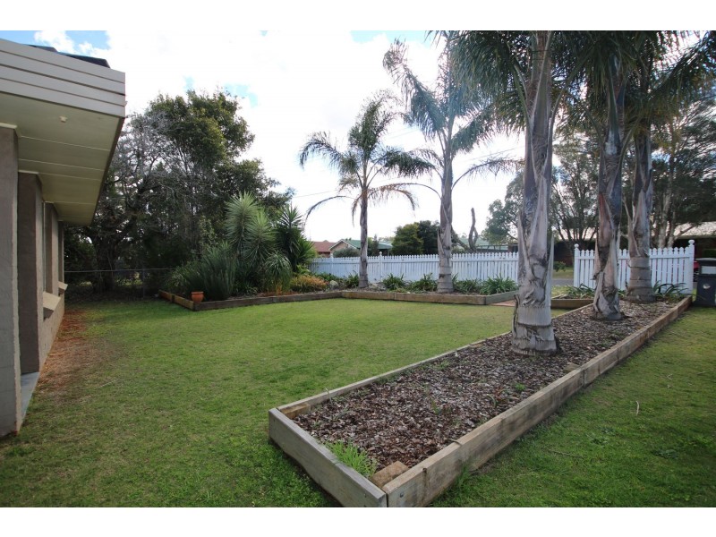 8 Hinkler Crescent, Wilsonton QLD 4350