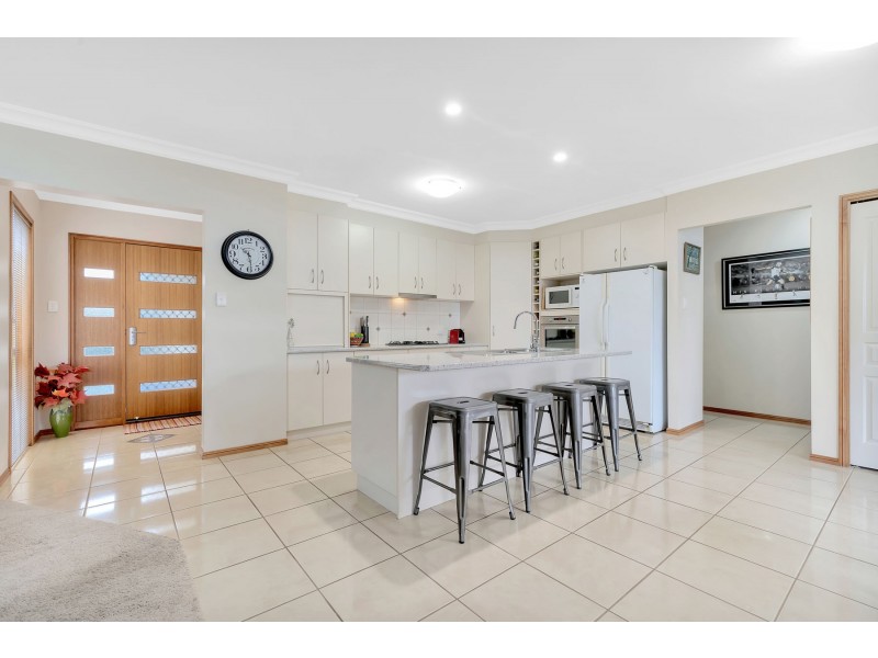 2/9 Sambar Court, Kearneys Spring QLD 4350