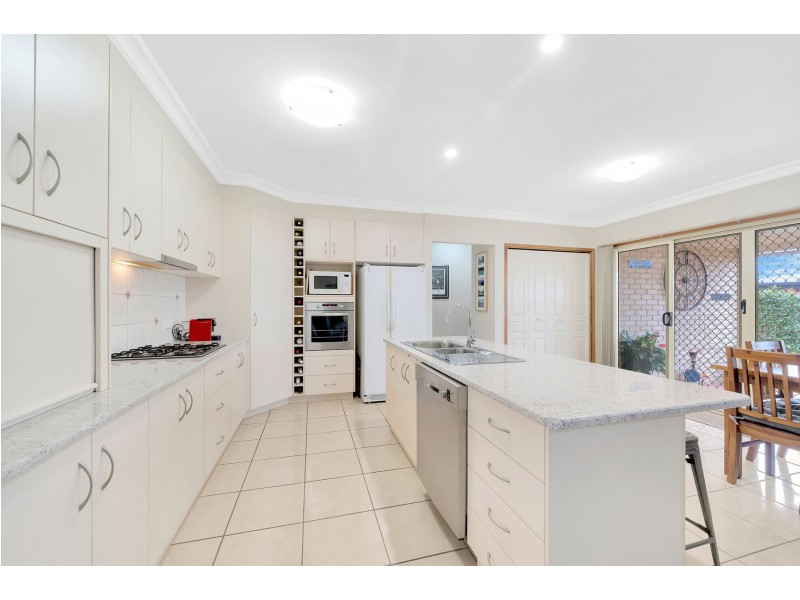 2/9 Sambar Court, Kearneys Spring QLD 4350