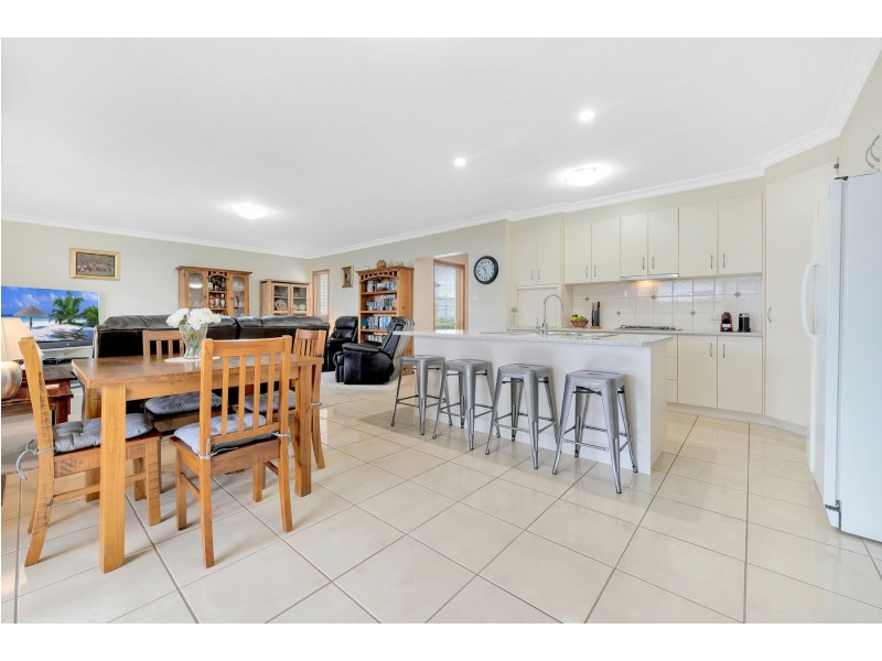 2/9 Sambar Court, Kearneys Spring QLD 4350