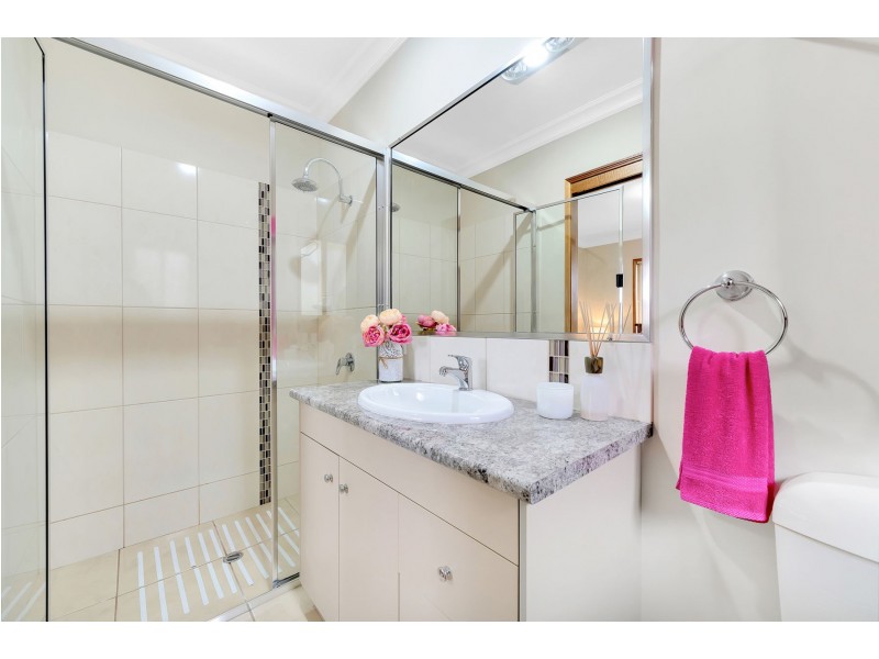 2/9 Sambar Court, Kearneys Spring QLD 4350