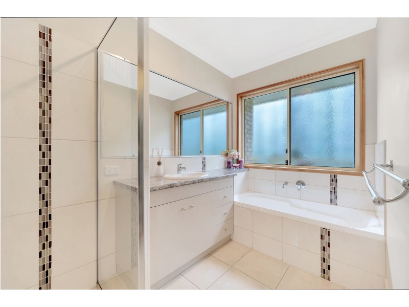 2/9 Sambar Court, Kearneys Spring QLD 4350