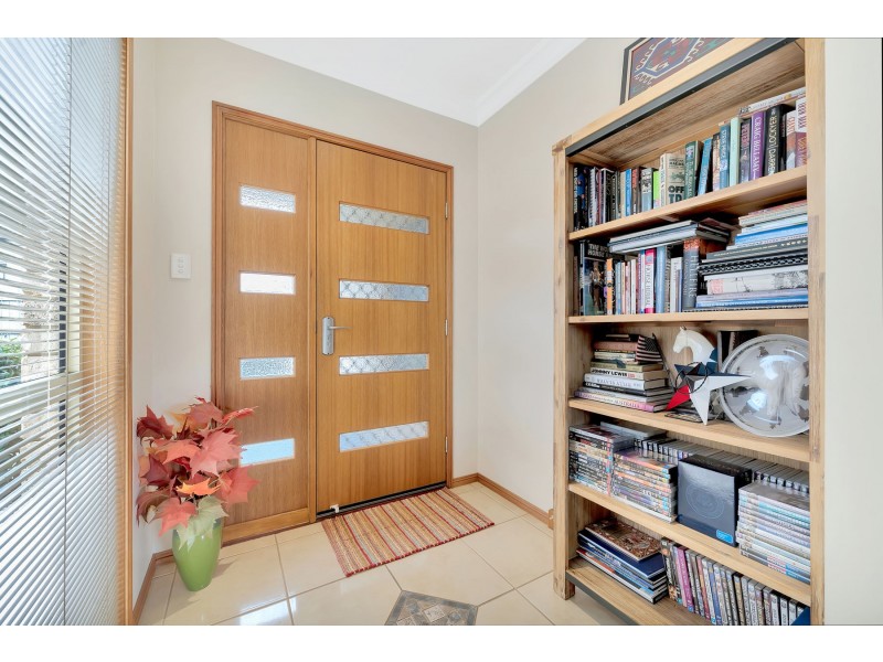 2/9 Sambar Court, Kearneys Spring QLD 4350