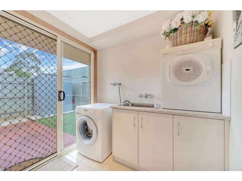 2/9 Sambar Court, Kearneys Spring QLD 4350