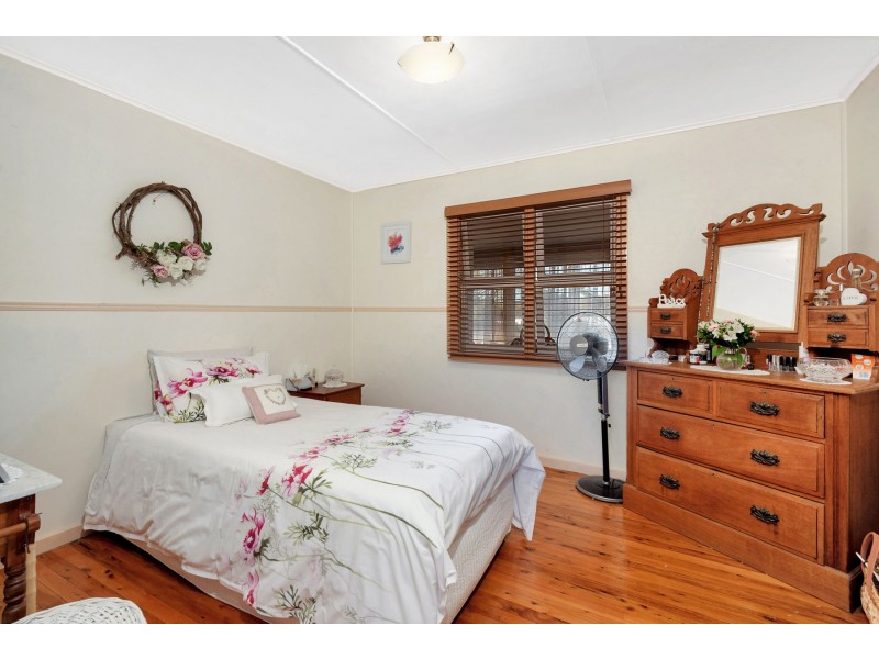 2 Loch Street, Centenary Heights QLD 4350