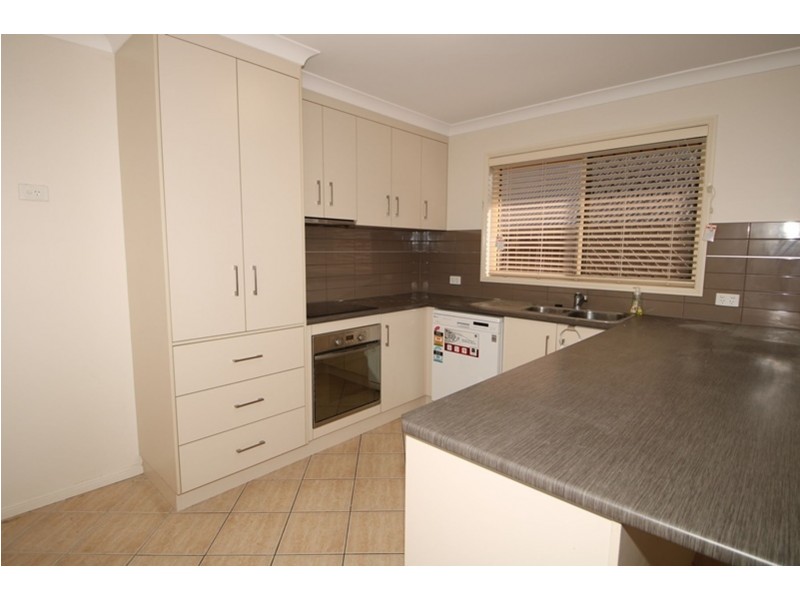 8/27 Gladstone Street, Newtown QLD 4350