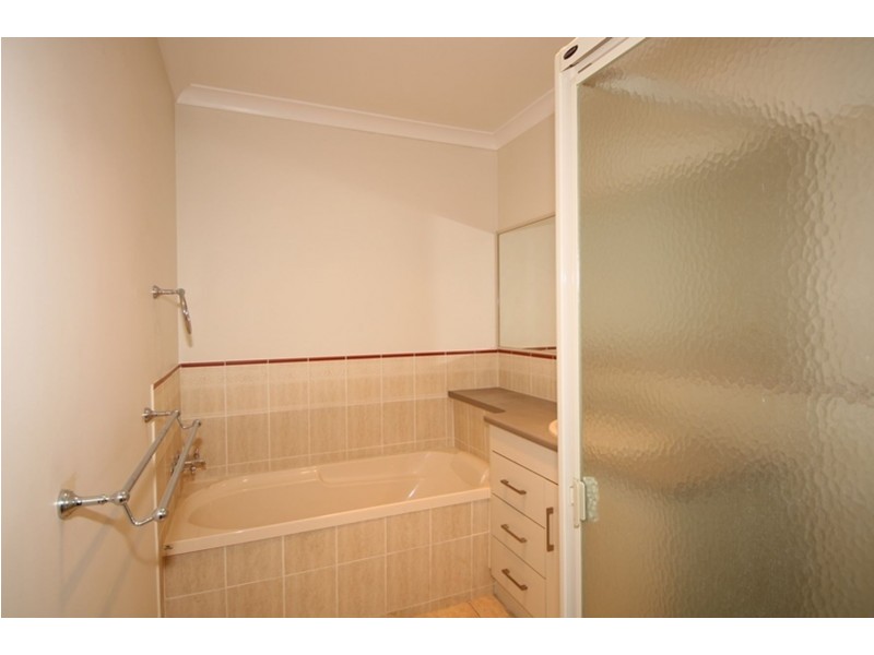 8/27 Gladstone Street, Newtown QLD 4350