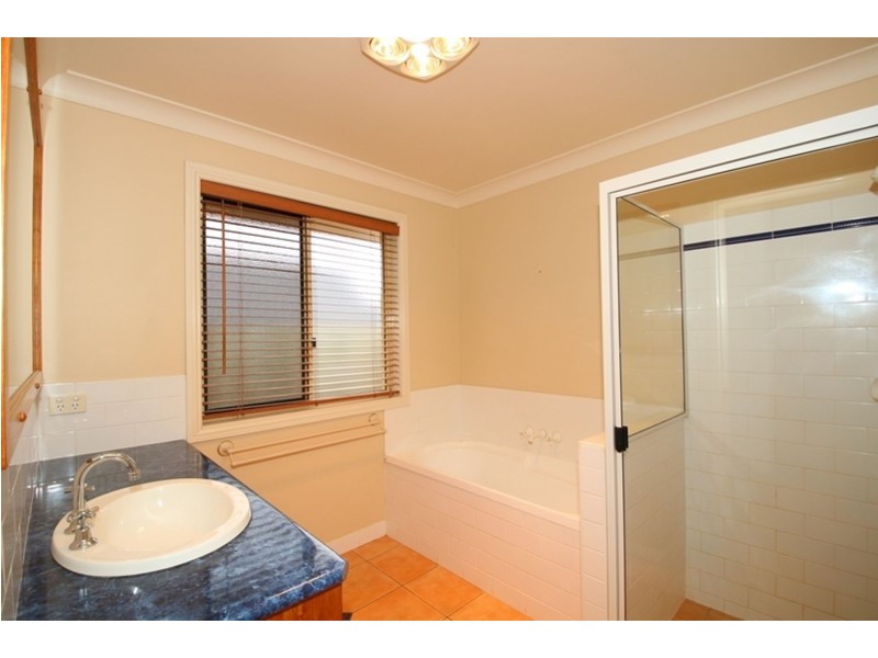 32 Ward Street, Middle Ridge QLD 4350