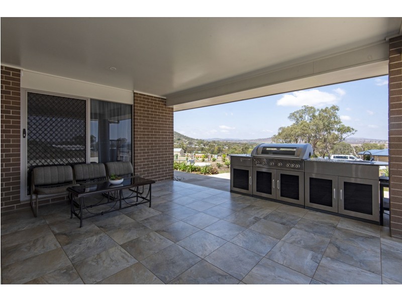 7 Sunshine Way, Kingsthorpe QLD 4400