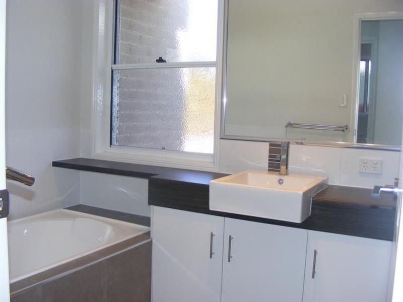 1/23b Charles Street, Newtown QLD 4350