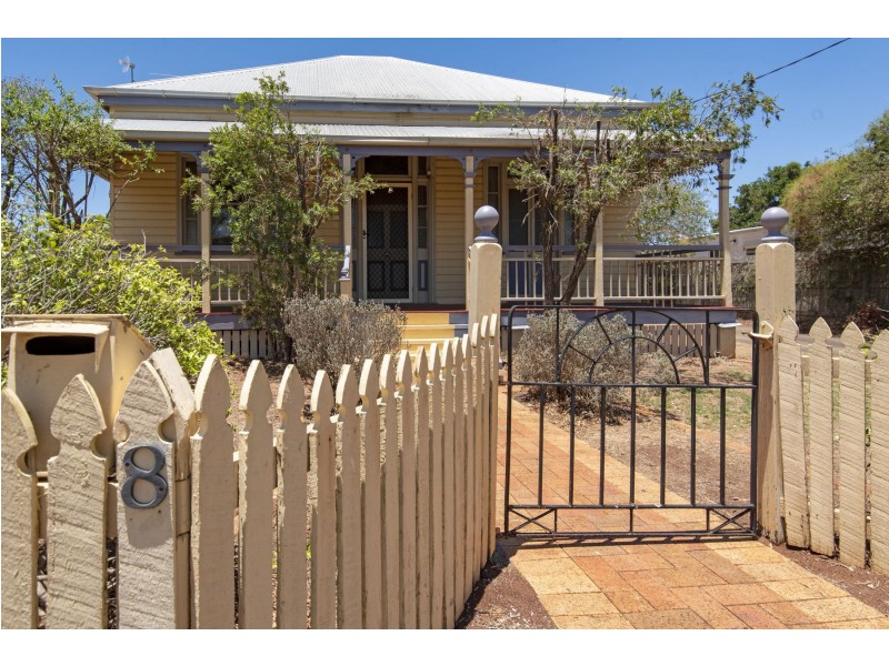 8 Albert Street, Newtown QLD 4350