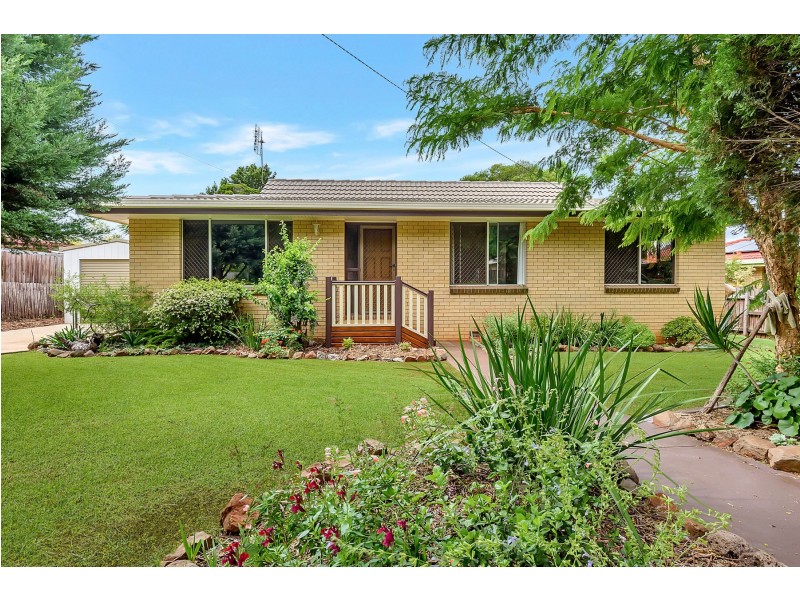 8 Meadow Court, Centenary Heights QLD 4350