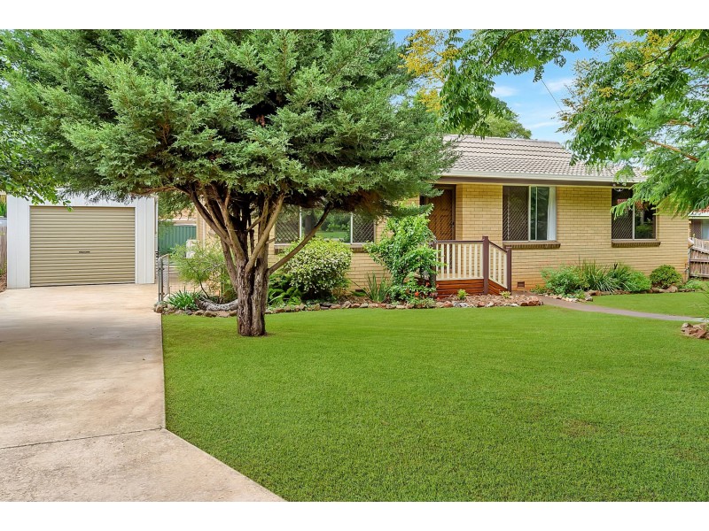 8 Meadow Court, Centenary Heights QLD 4350