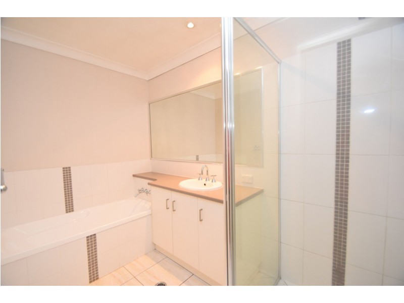 2/10 Sambar Court, Kearneys Spring QLD 4350