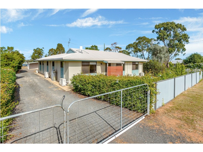 8 Peters Street, Goombungee QLD 4354