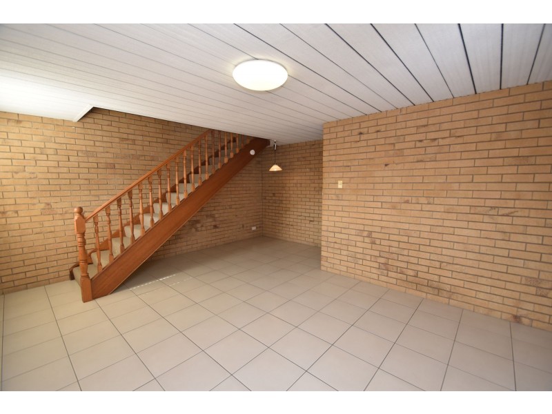 2/17 Hoepper Street, Kearneys Spring QLD 4350