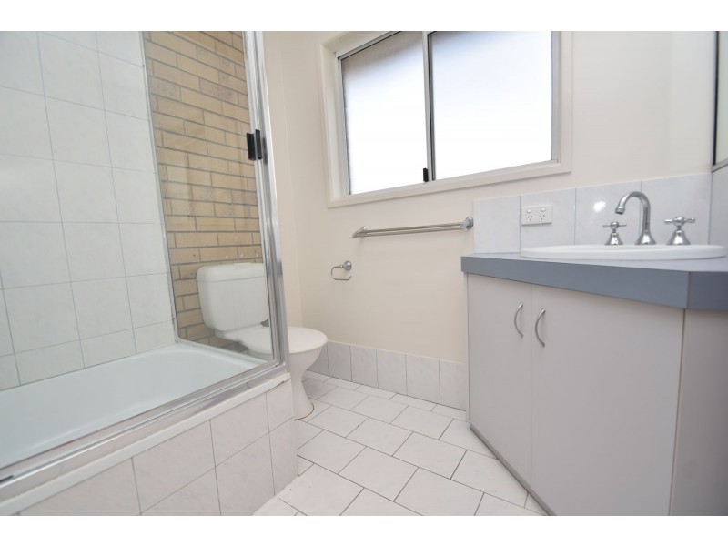 2/17 Hoepper Street, Kearneys Spring QLD 4350