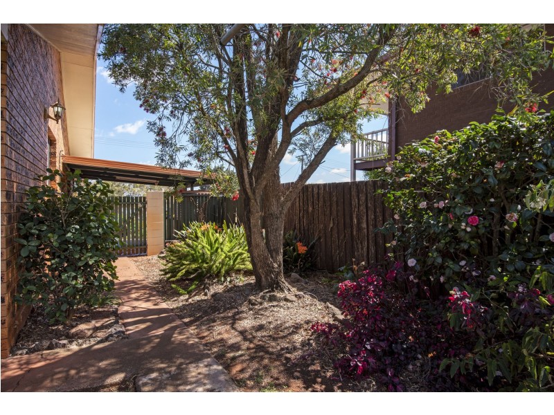 2/11 Belcher Drive, Glenvale QLD 4350