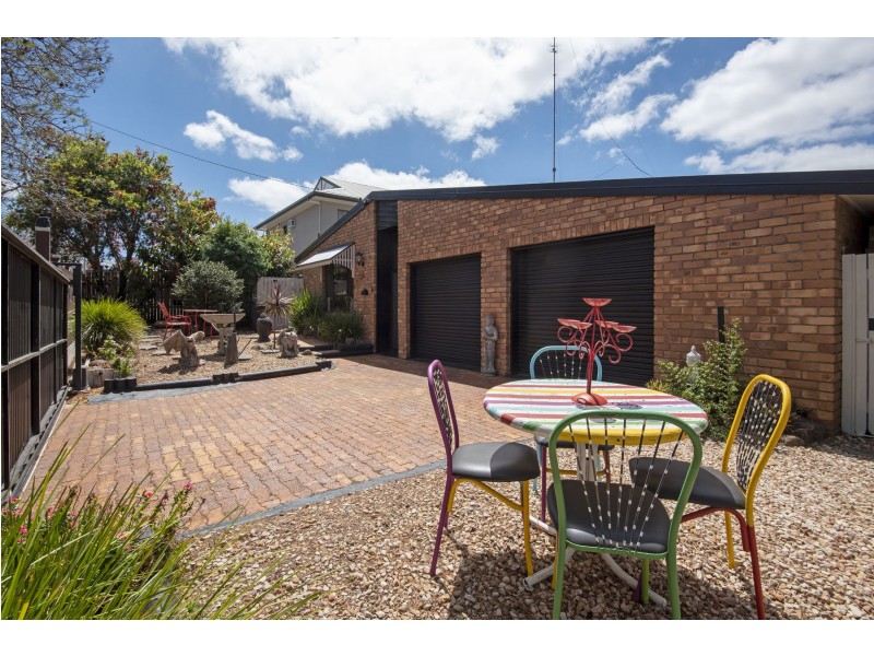 814 Ruthven Street, Kearneys Spring QLD 4350