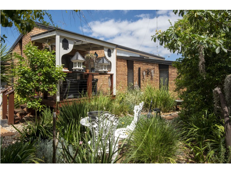 814 Ruthven Street, Kearneys Spring QLD 4350