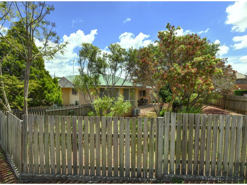 2/5 Beer Court, Kearneys Spring QLD 4350
