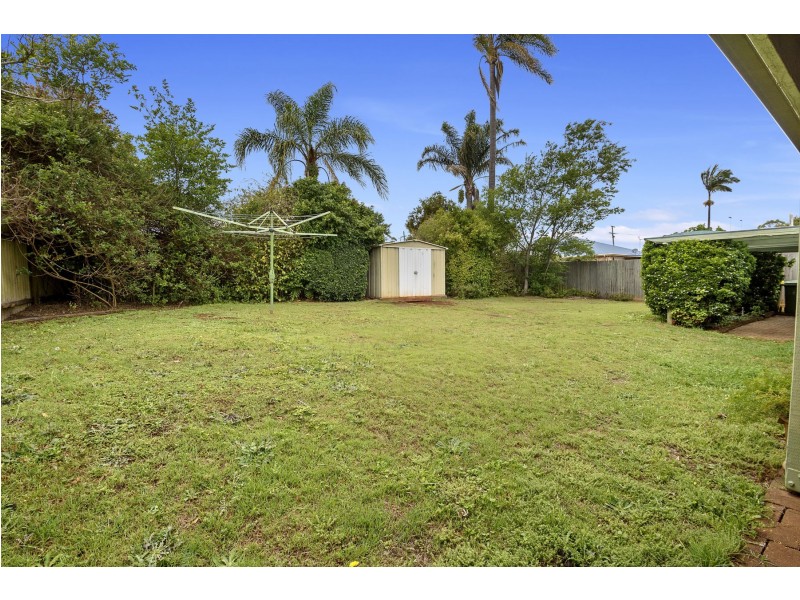 818 Ruthven Street, Kearneys Spring QLD 4350