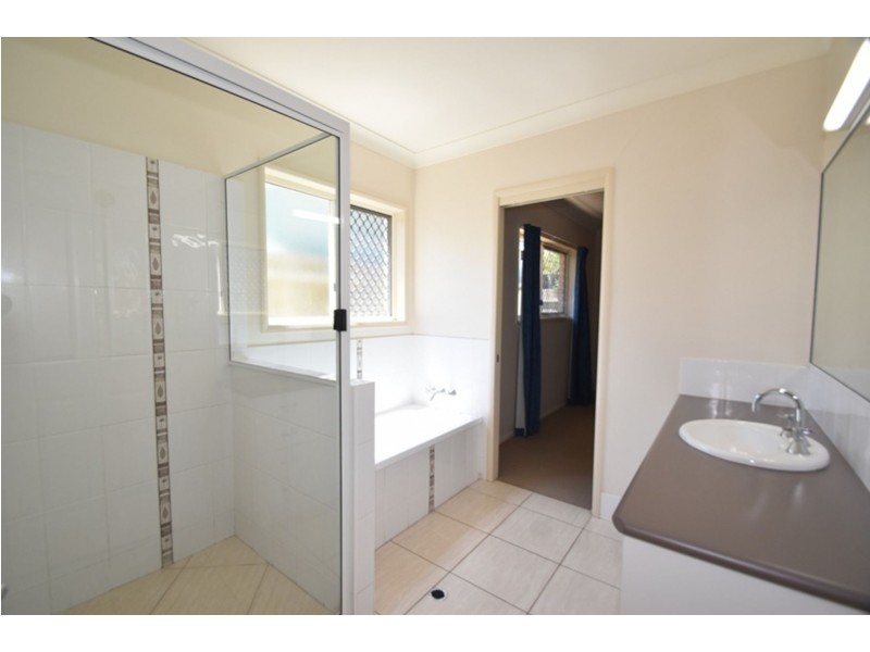 2/180A Jellicoe Street, Newtown QLD 4350